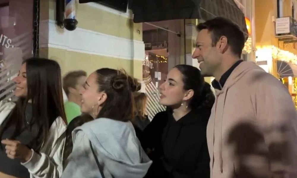 Μυτιλήνη: Η νεολαία κάνει ουρά για μια.. σέλφι με τον Κασσελάκη (Βίντεο)